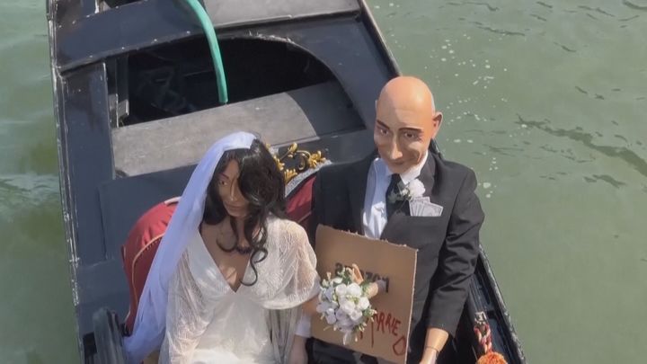 Parodia de la boda entre Jeff Bezos y Lauren Sánchez por el grupo artístico  Konn Artiss / TELEMADRID