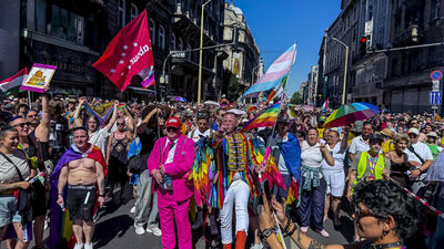 Decenas de miles de personas marchan en el Orgullo de Budapest pese a las amenazas de Orbán
