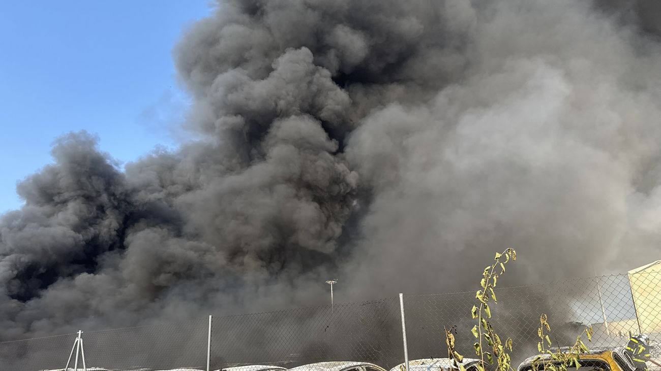 Un incendio en Algete calcina 200 coches y moviliza 17 medios para su extinción