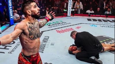 Topuria, campeón ligero de la UFC con un espectacular ko a Oliveira