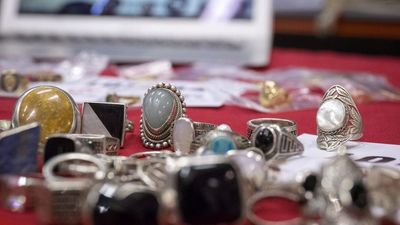 3.600 objetos perdidos, entre joyas, relojes y bisutería, salen a subasta en Madrid