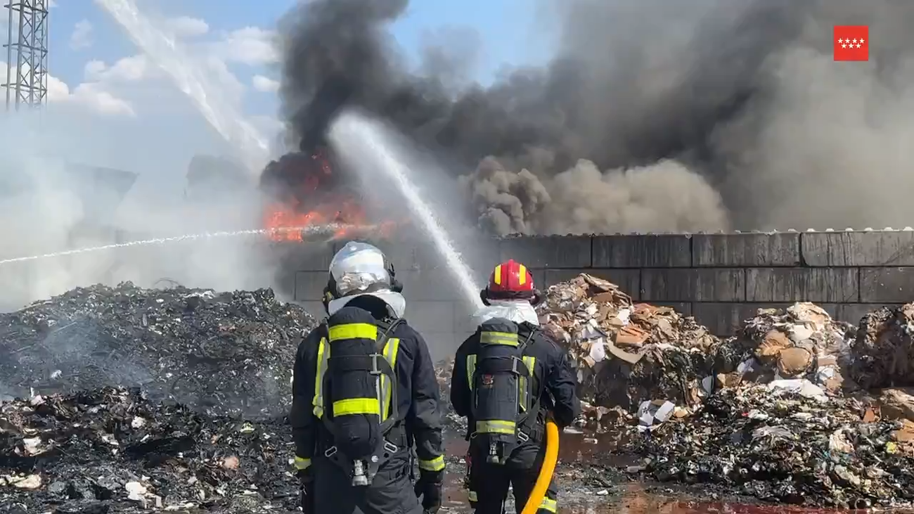 Se incendia sin causar heridos una nave de reciclaje en San Fernando de Henares