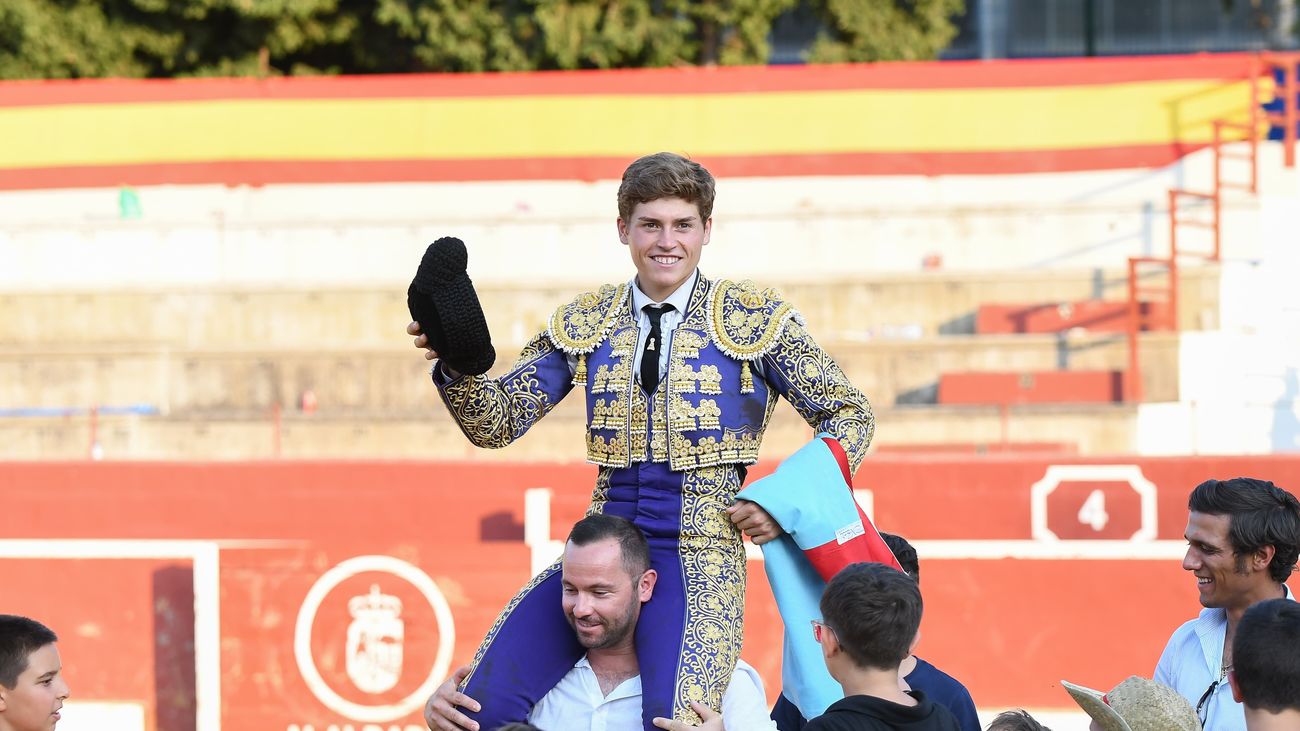 Álvaro Serrano corta dos orejas en Alalpardo ante un buen novillo de Montealto