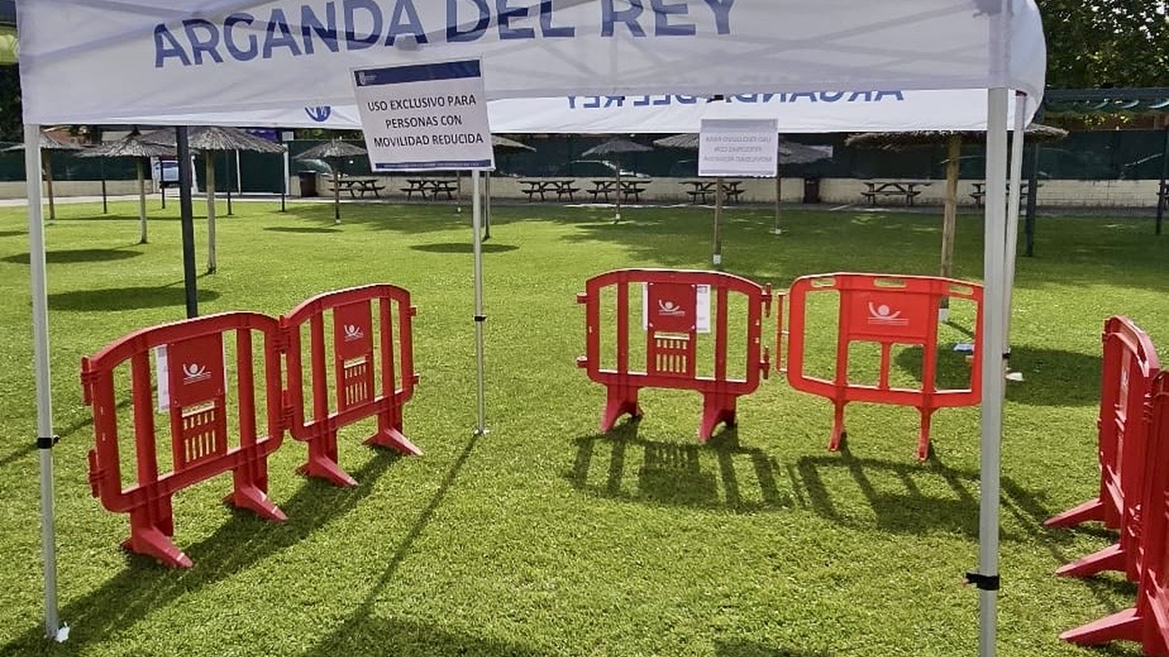 Zonas de sombra para personas con movilidad reducida en las piscinas de Arganda