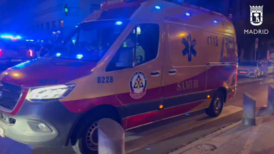 Dos detenidos y un tercero en busca por apuñalar a un joven en la calle Embajadores