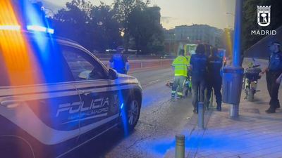 Un motorista se da a la fuga tras atropellar a un hombre frente al Retiro