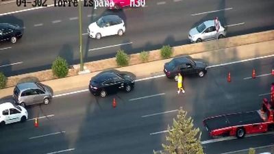 Dos heridos en un accidente en la M-30  tras volcar un camión y chocar con un autobús