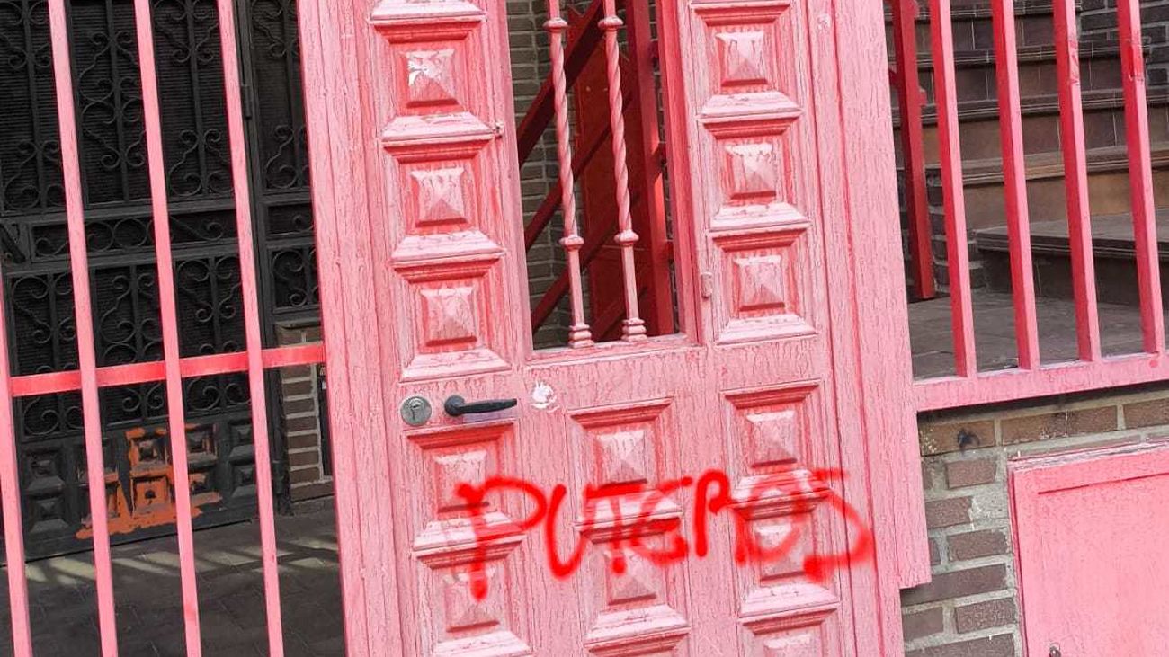 Vandalizan la sede del PSOE en Leganés con una pintada que les llama "puteros"