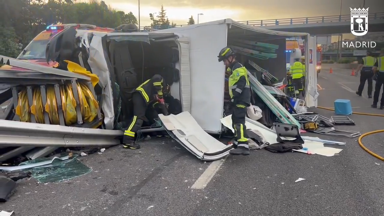 Dos heridos graves tras volcar un camión y chocar con un autobús en la M-30