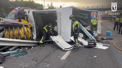 Dos heridos graves tras volcar un camión y chocar con un autobús en la M-30