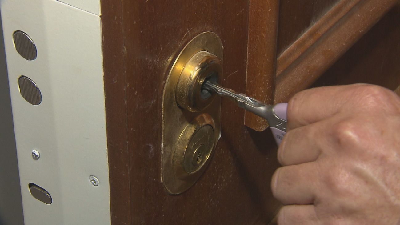 Cuatro detenidos en Fuenlabrada por robar en casas copiando in situ el bombín de la cerradura