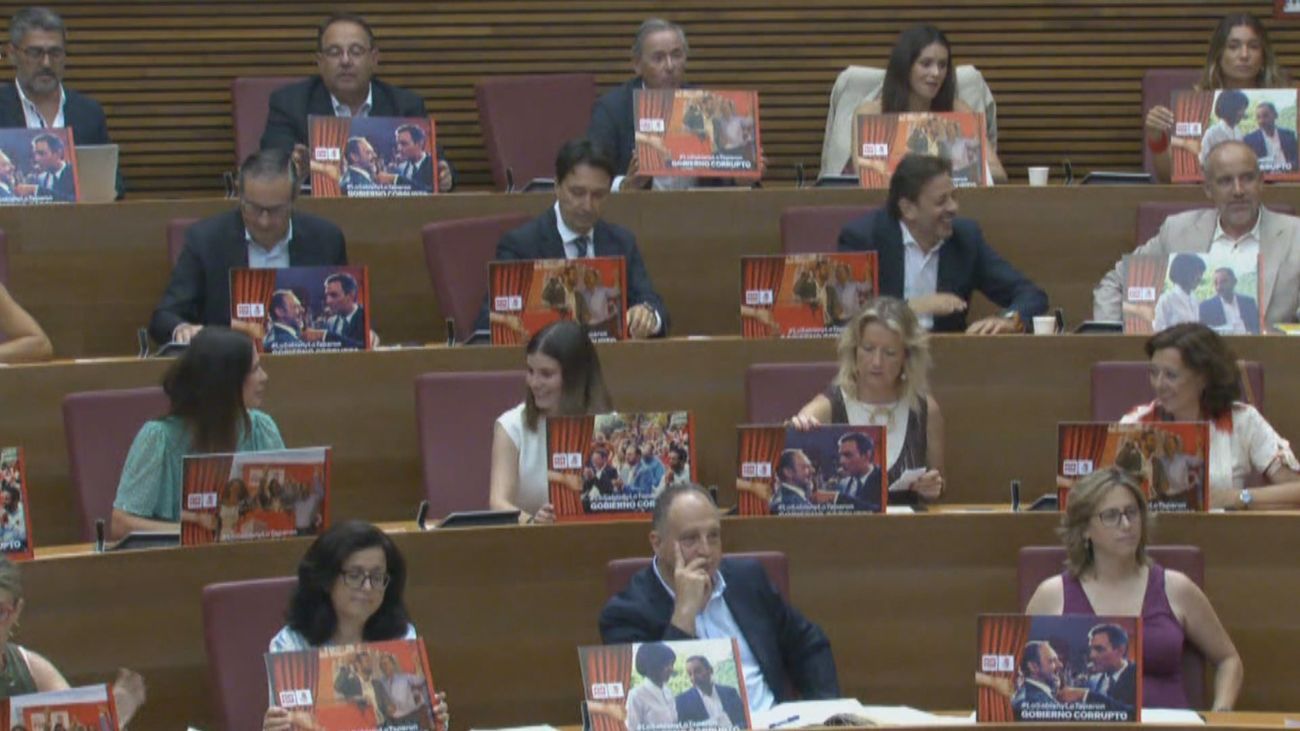 Diputados del PP exhiben carteles de 'gobierno corrupto' en las Cortes Valencianas