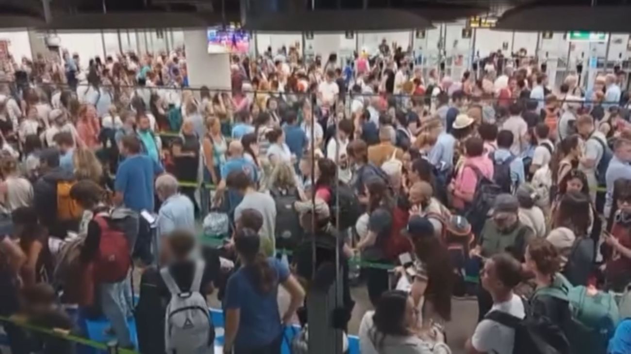 La Mesa del Turismo denuncia que la imagen del caos de Barajas "es tercermundista"