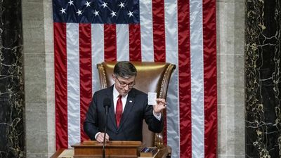 Trump logra la aprobación de su proyecto de ley fiscal y de recortes en EEUU