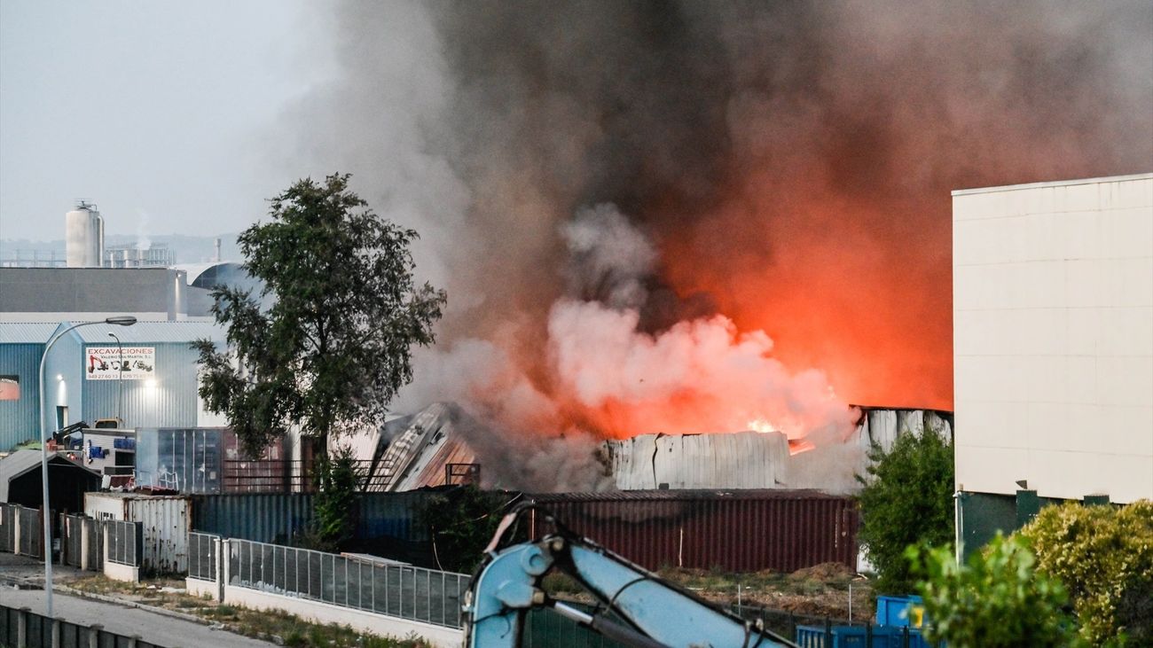 Madrid activa el plan de emergencias por el incendio en una planta de reciclaje de Azuqueca