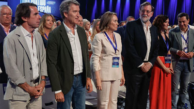 Feijóo reivindica el legado de Aznar y Rajoy como dos "referentes, consejeros y amigos"