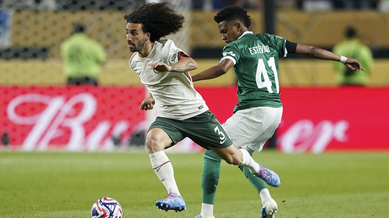 Cucurella ante el Fluminense