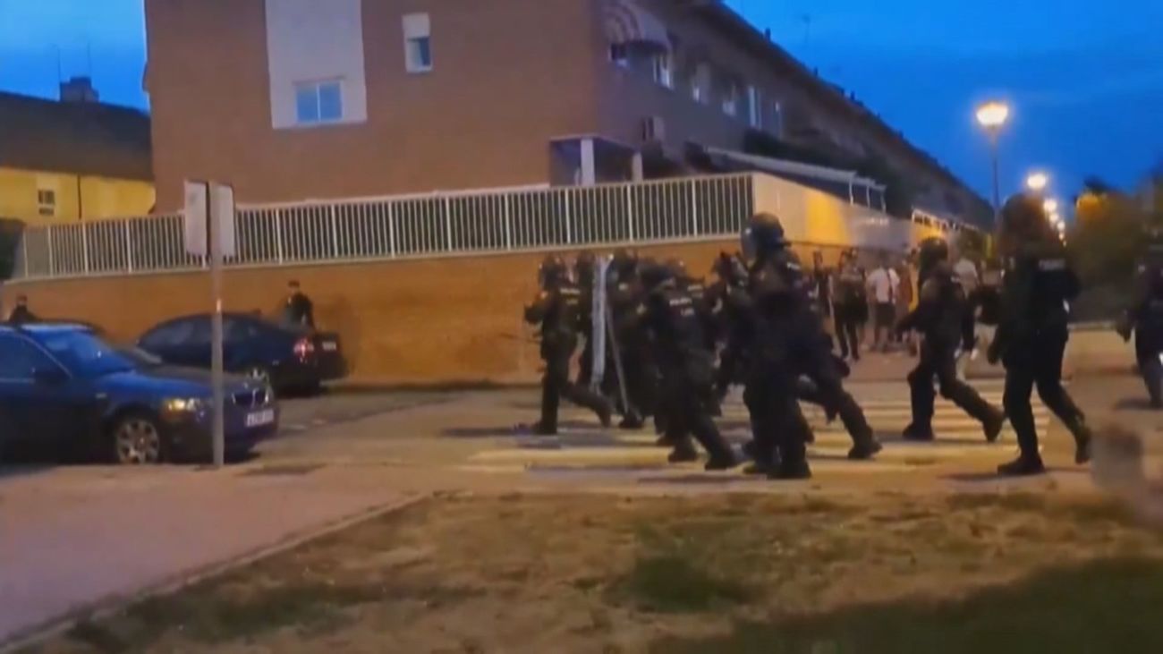 Un policía herido y un detenido en una concentración ante el centro de inmigrantes en Alcalá de Henares