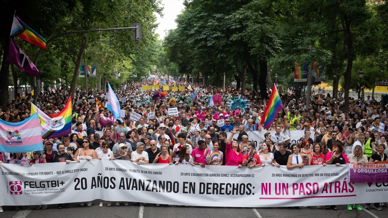 Una multitudinaria manifestación del Orgullo colorea Madrid de arcoíris