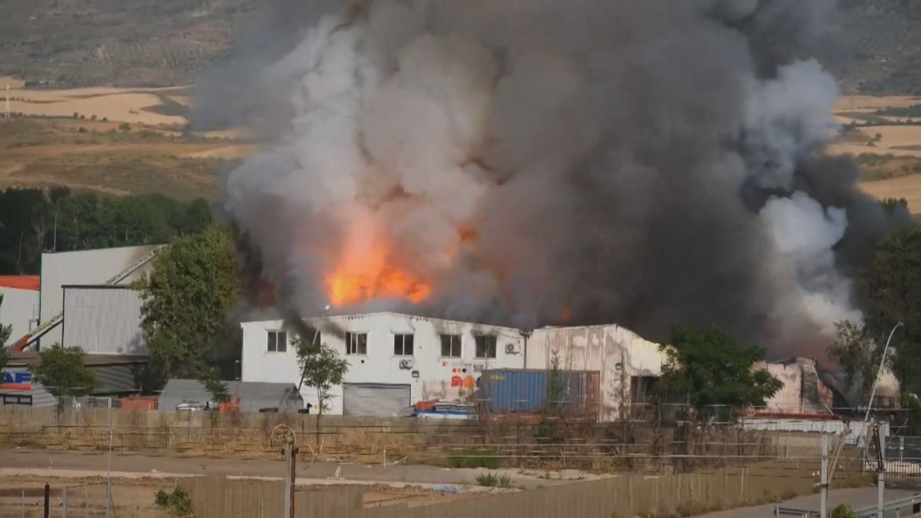 Desactivadas las recomendaciones para Alcalá y Meco por el incendio de una fábrica en Azuqueca