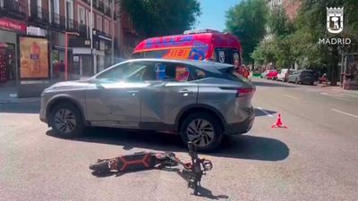 Herido grave el conductor de un patinete tras chocar con un coche en Madrid