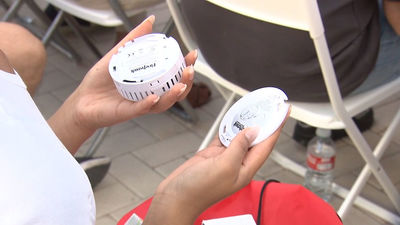 Madrid reparte 25.000 detectores de humo en viviendas de la AVS para prevenir incendios domésticos