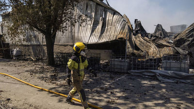 Tras cuatro días, sigue la extinción del incendio de una nave de pilas de Azuqueca