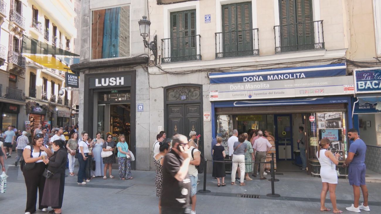 A pesar del calor en Madrid ya se forman colas para comprar la lotería de Navidad