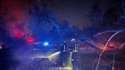 Susto de madrugada por un incendio cercano a unas viviendas de Móstoles y Alcorcón