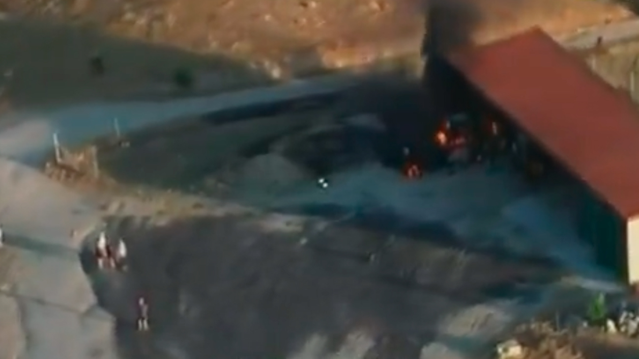 Los bomberos impiden que el incendio de un tractor en la M-521 en Quijorna se propague por una zona de campo