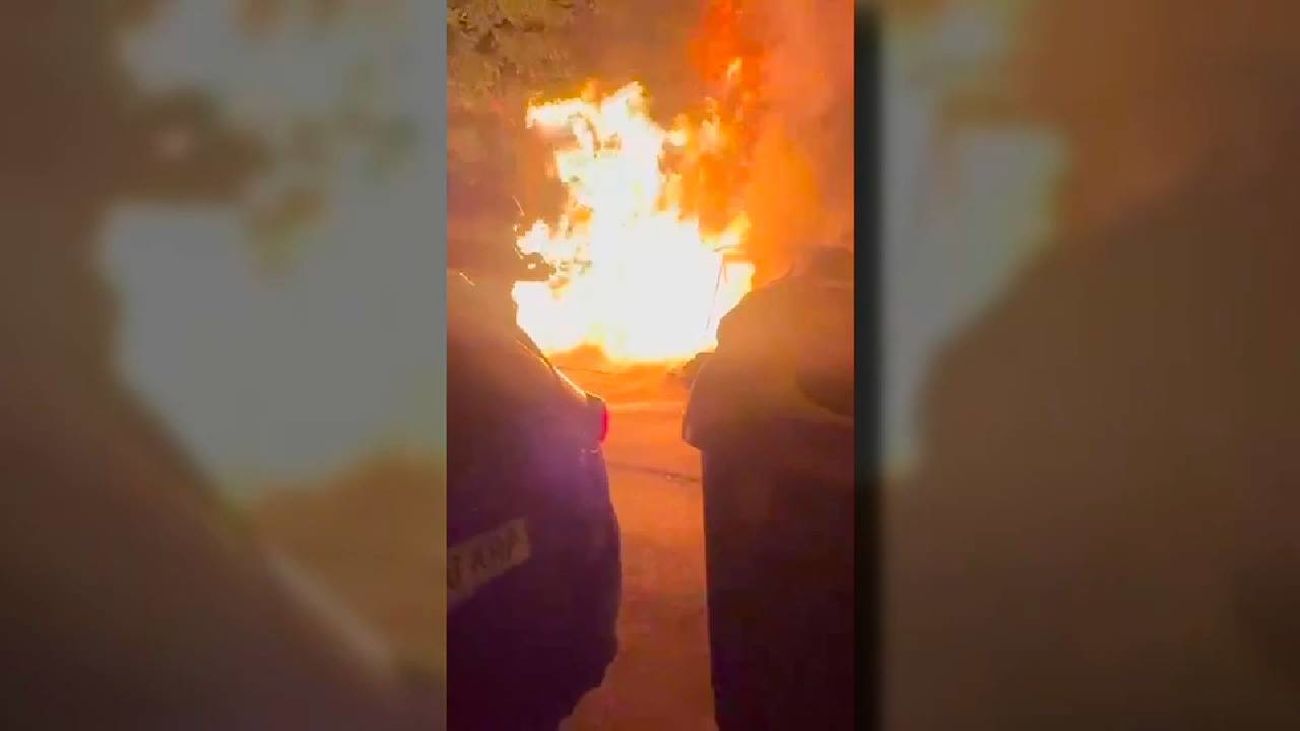 Noche de llamas en Usera: un posible pirómano incendia varios contenedores