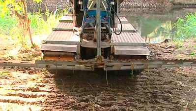 Torrejón combate la mosca negra con una barca anfibia en el río Henares