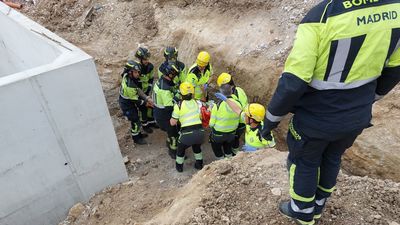 Una persona sufre heridas graves cuando trabajaba en la carretera de Madrid a Rivas