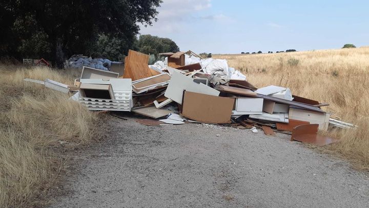 Vertido ilegal en un camino próximo a Venta la Rubia, en Alcorcón / TELEMADRID