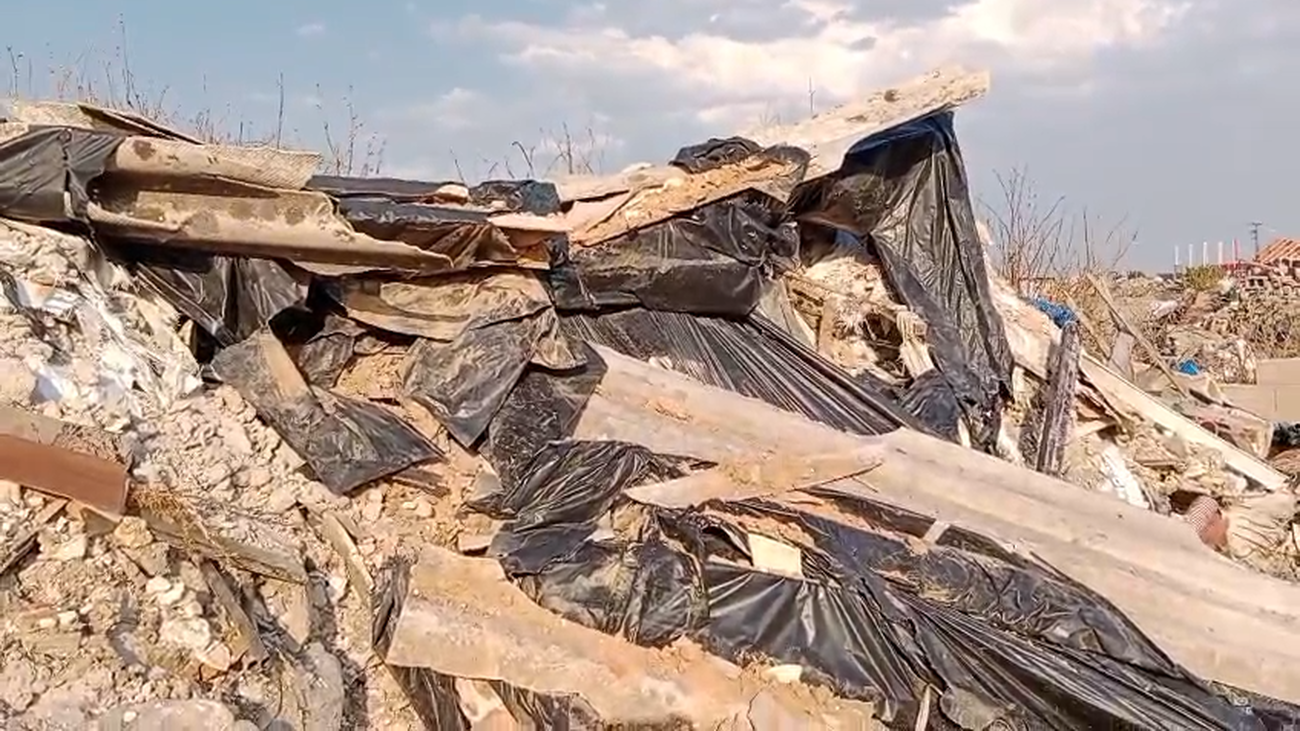 La caída del muro de una nave abandonada en Alcorcón deja expuestas planchas de amianto