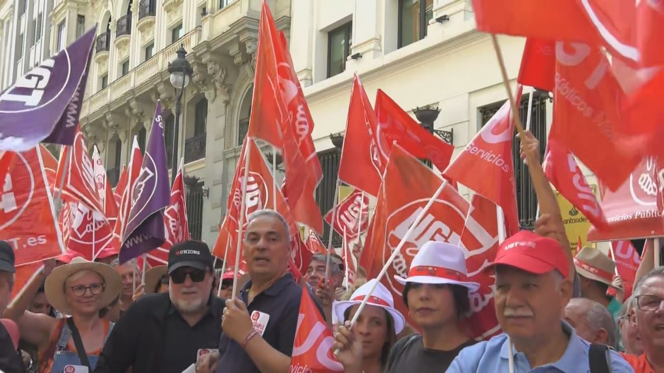Los funcionarios de Hacienda protestan frente al Ministerio para pedir al Gobierno que "cumpla lo pactado"