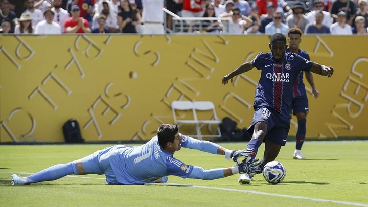 Courtois ante Dembelé / EFE