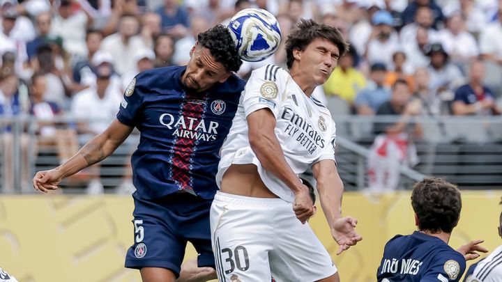 Gonzalo ante Marquinhos / EFE