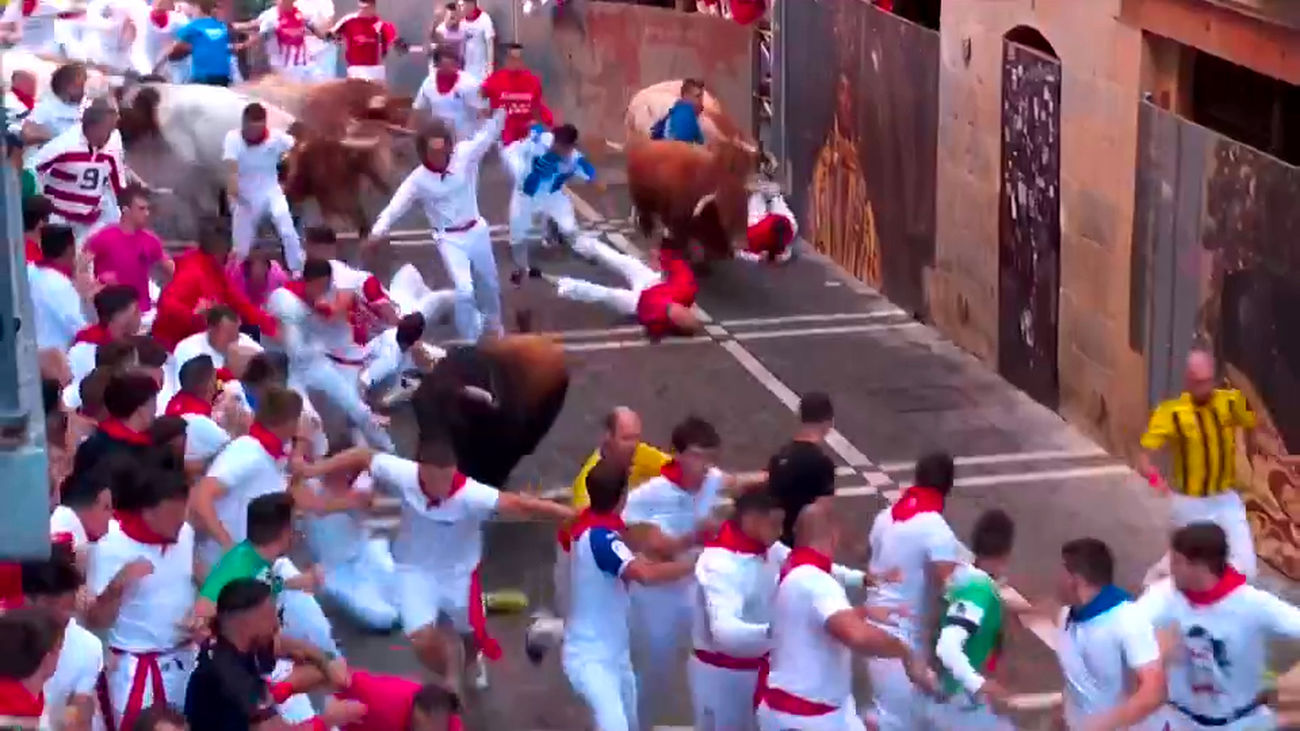 Los toros de Álvaro Núñez protagonizan un veloz tercer encierro de Sanfermines, con múltiples caídas y un herido por asta