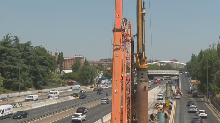 Máquinas trabajando en la M-30 cerca del puente de Ventas / TELEMADRID