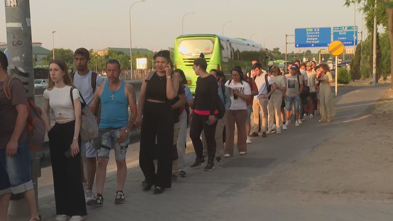 Refuerzan cuatro líneas de autobuses de la A-5 mientras piden mejoras en las paradas de Cuatro Vientos