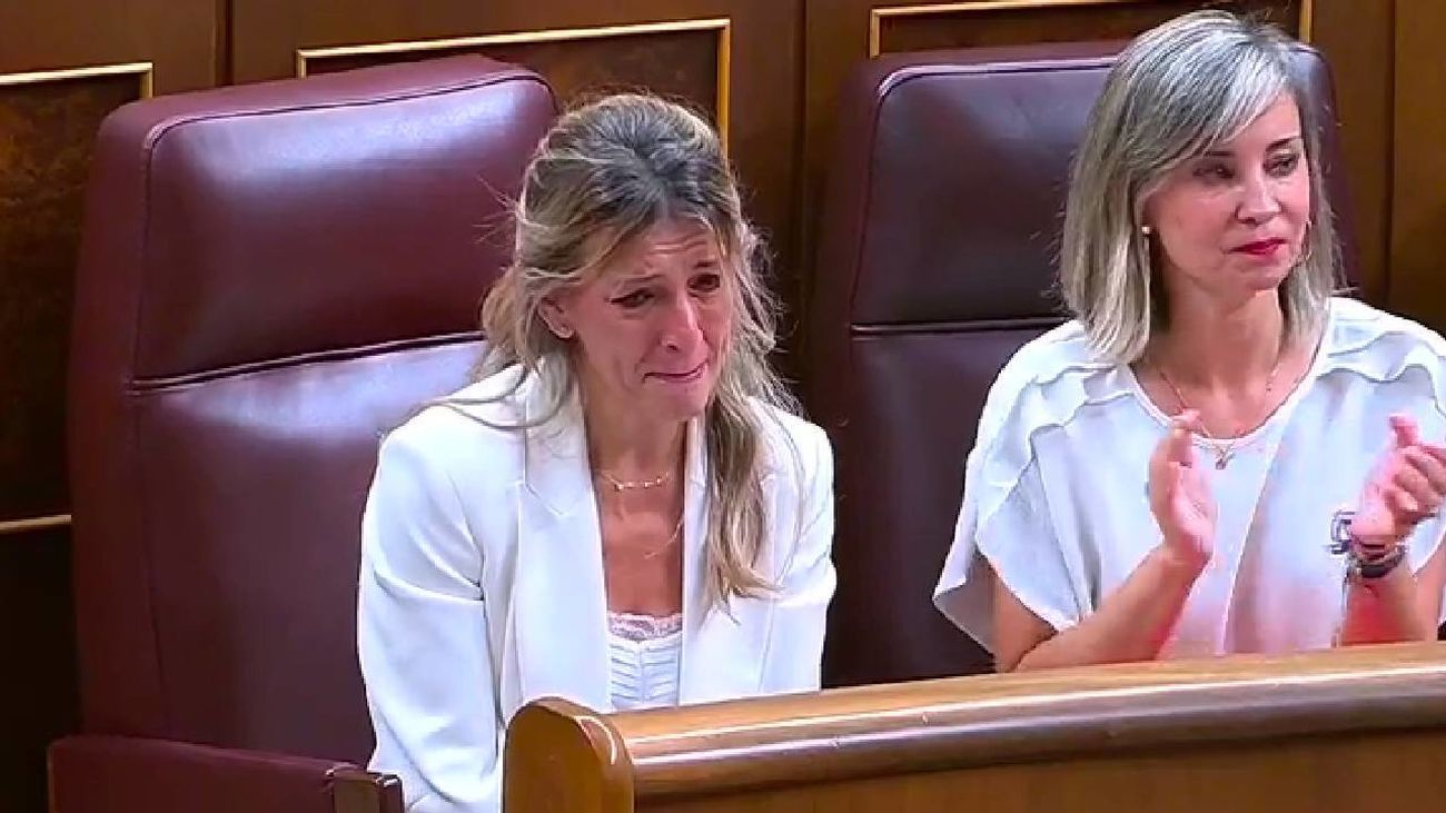 Yolanda Díaz rompe a llorar por la muerte de su padre tras las palabras de Pedro Sánchez en el Pleno sobre Corrupción