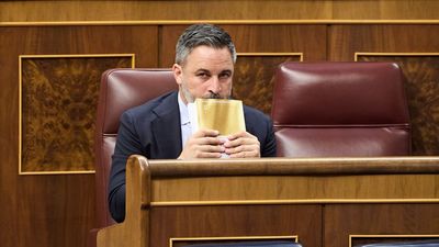 Abascal y el resto de diputados de Vox se ausentan del pleno en la intervención de Sánchez