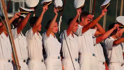 Despedida multitudinaria en la ría de Ferrol al Juan Sebastián de Elcano
