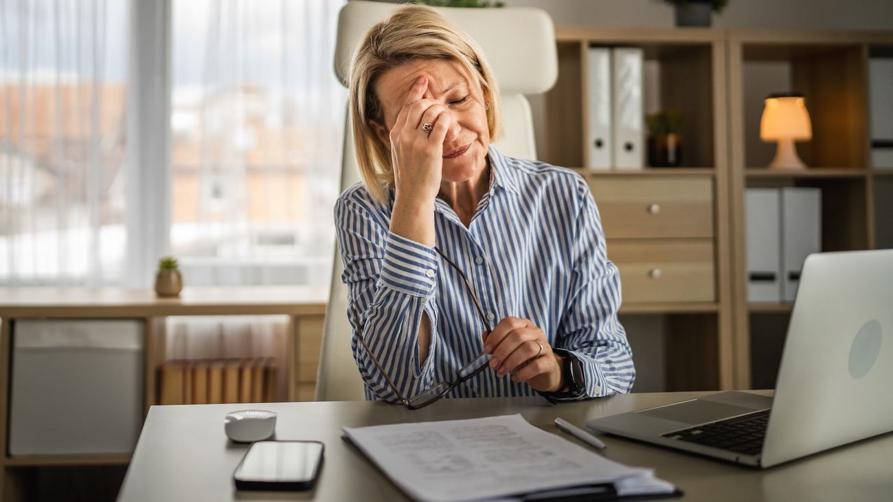 Una mujer con dolor de cabeza