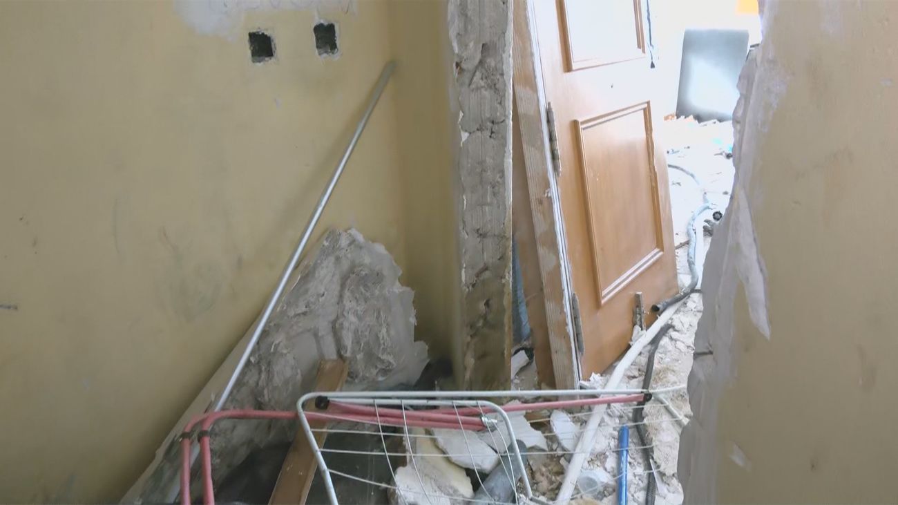 Un nuevo capítulo para el 'edificio azul' en Entrevías: rehabilitación e incertidumbre de los últimos okupas