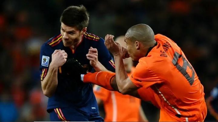 Patada de De Jong a Xabi Alonso / EFE