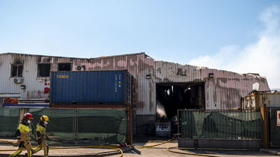 El incendio de la nave de pilas de Azuqueca podría quedar extinguido esta semana