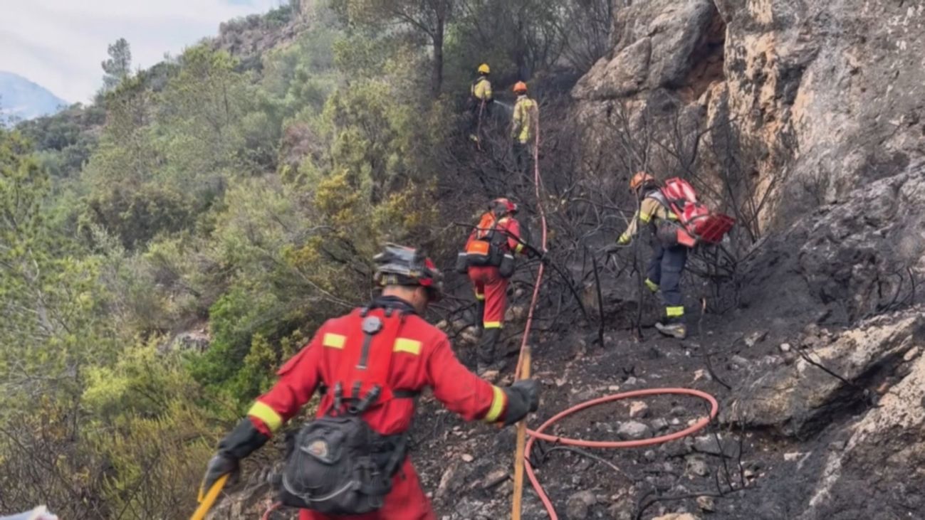 Muere un auxiliar forestal que participaba en la extinción del incendio de Paüls (Tarragona)