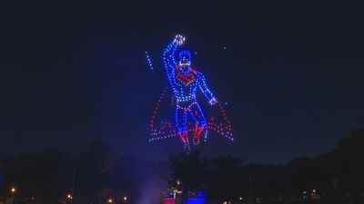 Noche de película en Carabanchel con Superman surcando el cielo gracias a 600 drones